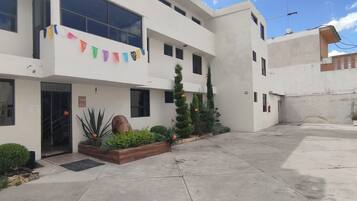 Vista frontal de la propiedad