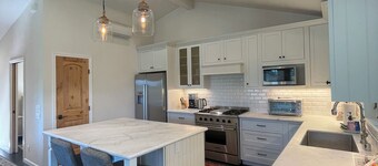 Charming and private detached cottage unit with AC in beautiful Mill Valley