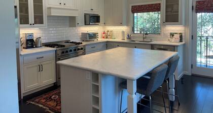 Charming and private detached cottage unit with AC in beautiful Mill Valley