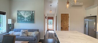 Charming and private detached cottage unit with AC in beautiful Mill Valley