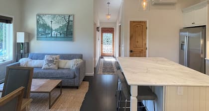 Charming and private detached cottage unit with AC in beautiful Mill Valley