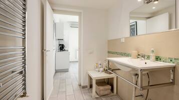Dusche, kostenlose Toilettenartikel, Haartrockner, Handtücher