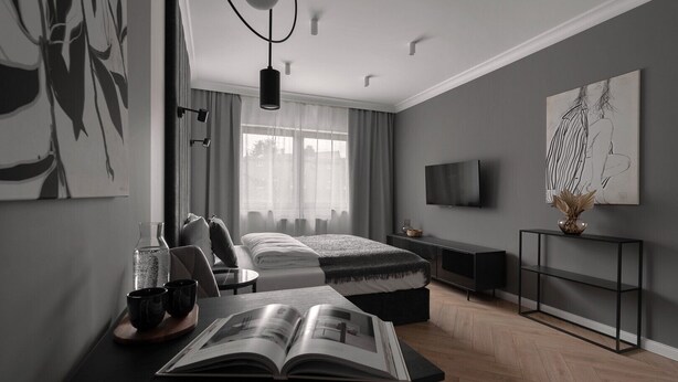 Un dormitorio moderno con cama, mesita de noche y un amplio ventanal.