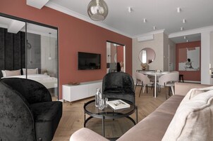 Suite | Individually decorated, blackout drapes, iron/ironing board, free WiFi