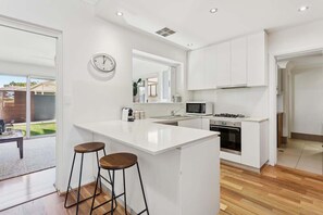 冷蔵庫、電子レンジ、オーブン、コンロ