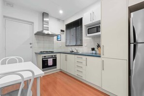 Een koelkast, een microgolfoven, een oven, een kookplaat