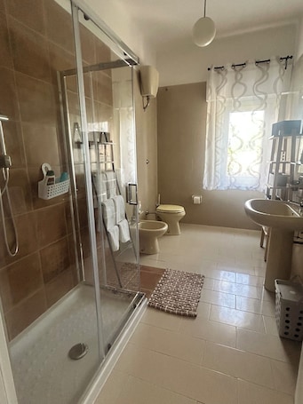 Regadera, secadora de cabello, bidet, jabón . Giaginti House