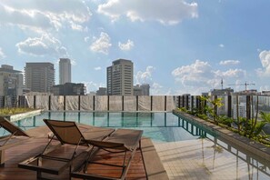 Outdoor pool, open 7:00 AM to 10:00 PM, pool umbrellas, sun loungers - Soma Perdizes (Sao Paulo)