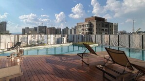 屋外プール、営業時間 7:00 ~ 22:00、プール パラソル、サンラウンジャー