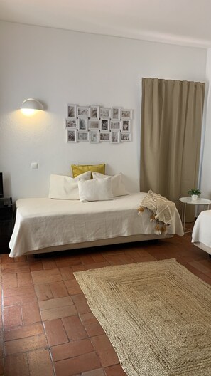 Travel crib, free WiFi, bed sheets