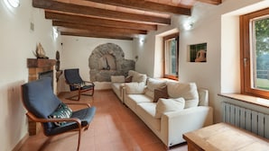 TV, fireplace, DVD player, stereo - Country House 'Rocosa' with Mountain View, Wi-Fi and Air Conditioning (San Acisclo de Vallalta)