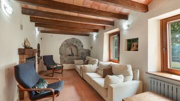 Een televisie, een open haard, een dvd-speler en een stereo