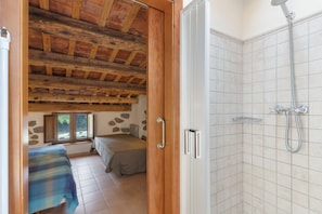 5 bedrooms, WiFi, bed sheets