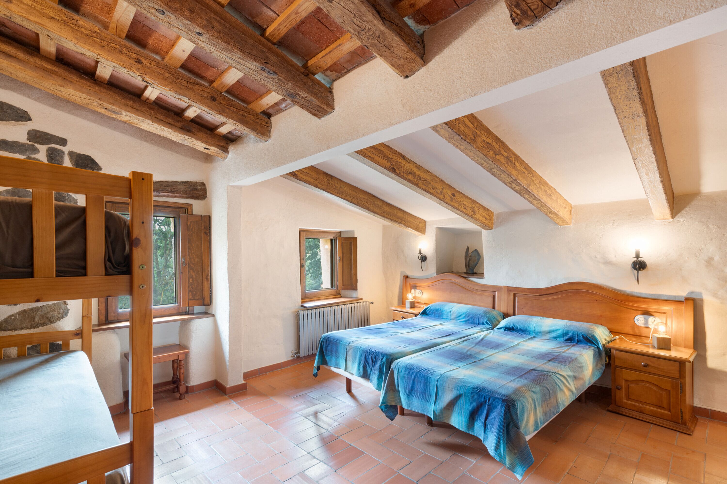 5 bedrooms, WiFi, bed sheets