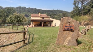 Exterior - Country House 'Rocosa' with Mountain View, Wi-Fi and Air Conditioning (San Acisclo de Vallalta)