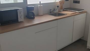 Geladeira, micro-ondas, cooktop, cafeteira/chaleira