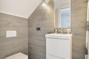 Shower, hair dryer, towels - Apartment 'Serranía' with Private Terrace, Wi-Fi and Air Conditioning (Ronda)