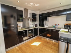 Lave-vaisselle, batterie de cuisine, vaisselle et ustensiles