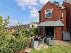 Outdoor dining - No 39 (Ashbourne)