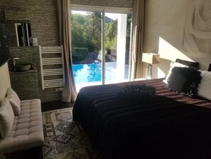 3 habitaciones, tabla de planchar con plancha y acceso a internet