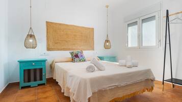 4 bedrooms, iron/ironing board, WiFi, bed sheets