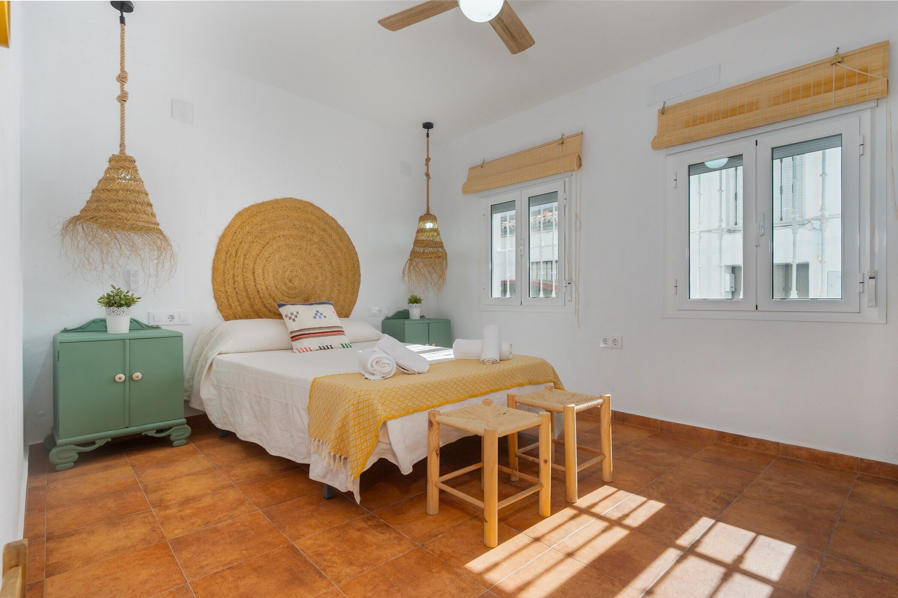 4 bedrooms, iron/ironing board, WiFi, bed sheets