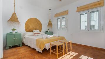 4 bedrooms, iron/ironing board, WiFi, bed sheets