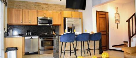 Mikrowelle, Ofen, Geschirrspüler, Wasserkocher mit Kaffee-/Teezubehör