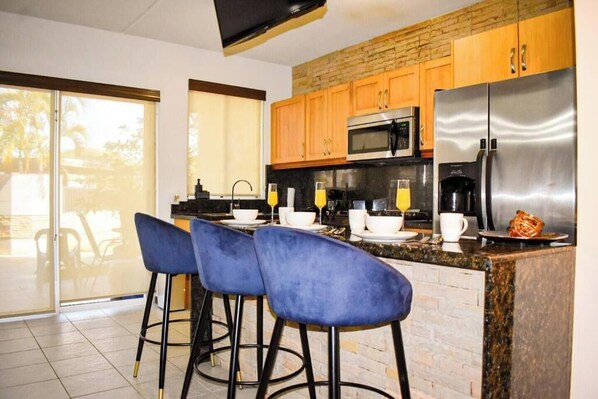 Microwave, oven, dishwasher, coffee/tea maker