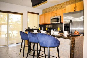 Mikrobølgeovn, ovn, opvaskemaskine, kaffe-/temaskine