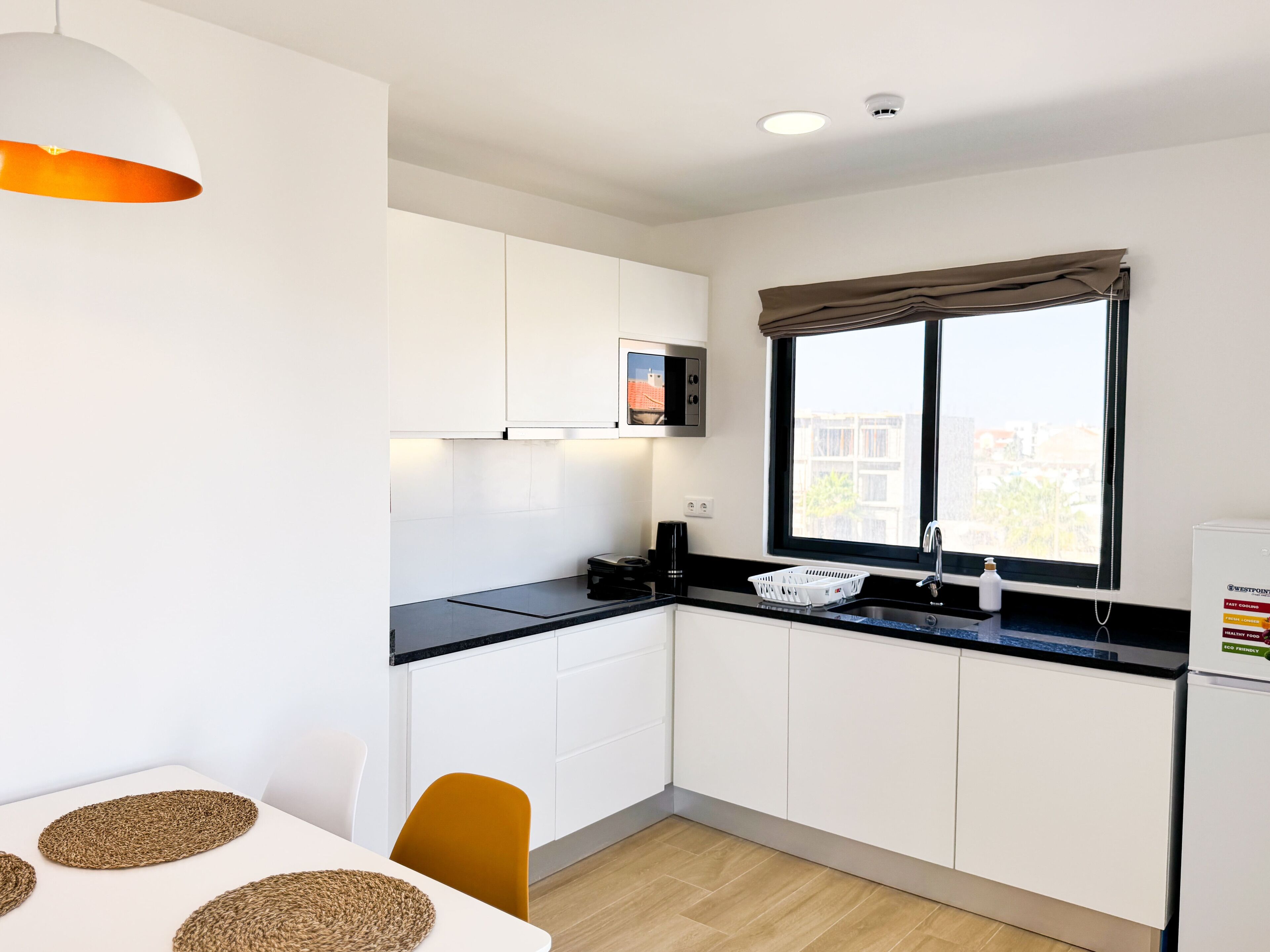 Apartament, 1 dormitori, balcó | Cuina bàsica privada | Frigorífic, microones, forn i placa de cuina 