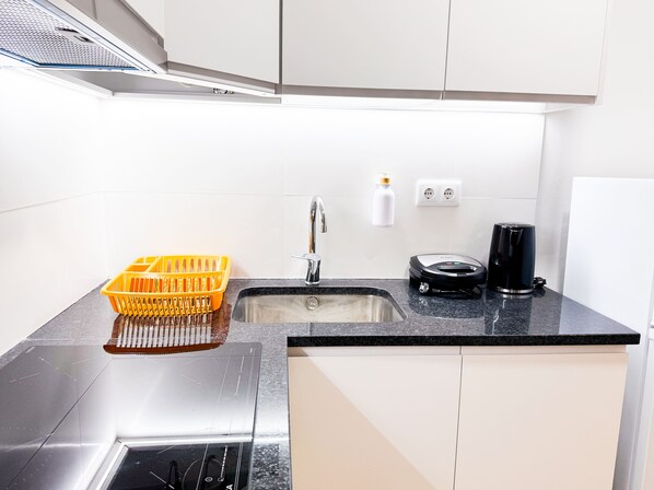 Studio, Balcony | Private kitchenette | Fridge, microwave, oven, stovetop