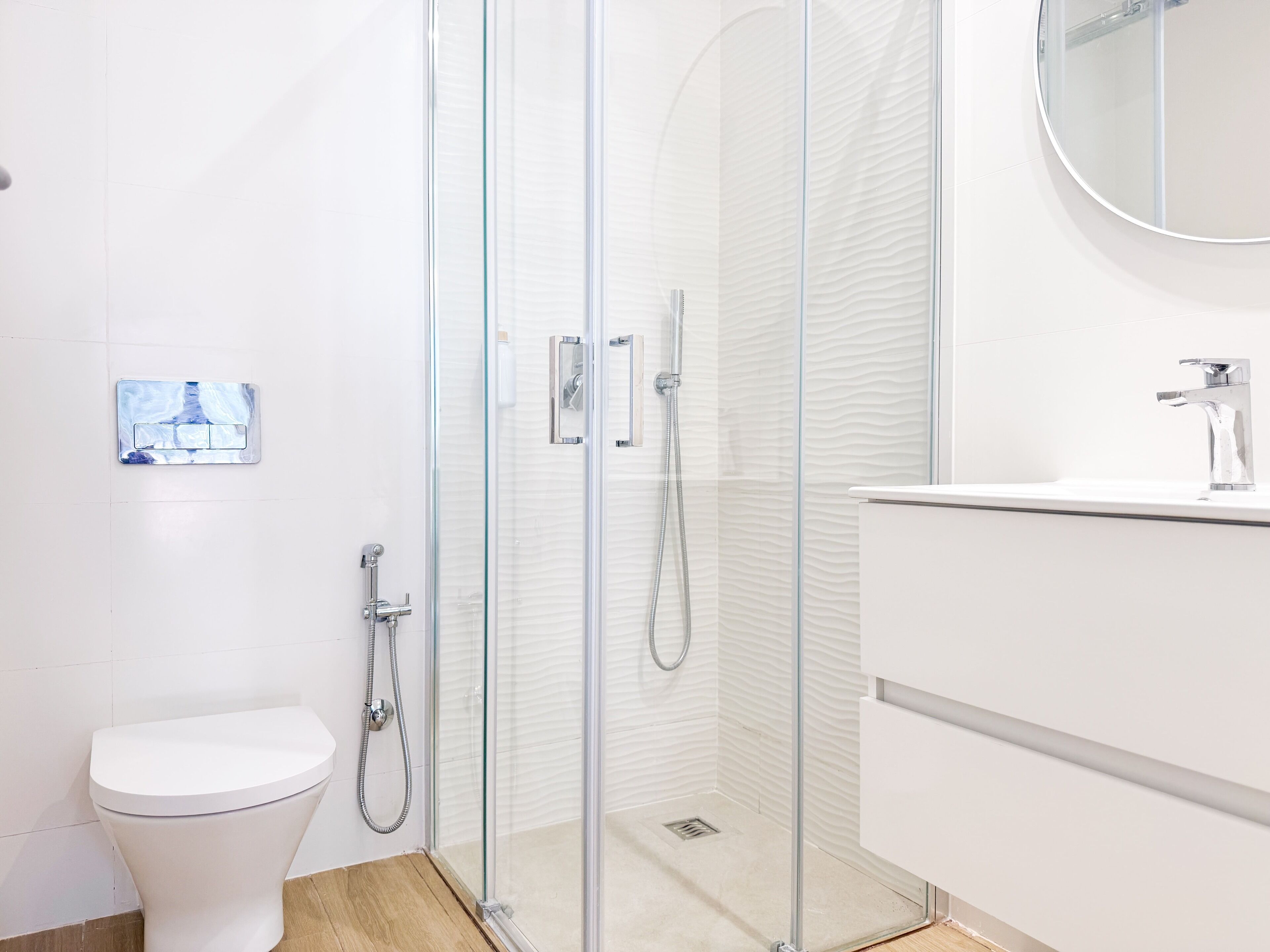 Studio, balcon | Salle de bain | Douche, serviettes fournies, savon, shampoing