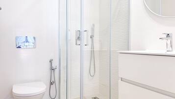 Studio, balcon | Salle de bain | Douche, serviettes fournies, savon, shampoing
