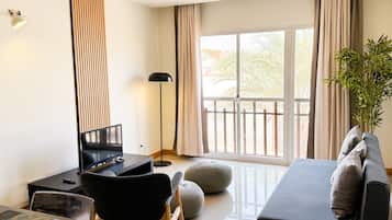 Apartamento superior, 1 habitación, balcón | Zona de estar