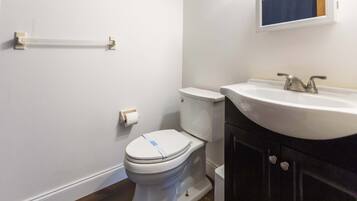 Een douche, een haardroger, handdoeken, zeep