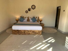 Escritorio y tabla de planchar con plancha 