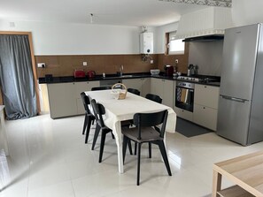 KĂŒhlschrank, Mikrowelle, Ofen, Wasserkocher mit Kaffee-/Teezubehör