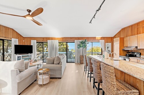 Secluded Shoreline Retreat