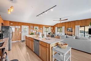 冷蔵庫、電子レンジ、オーブン、コンロ