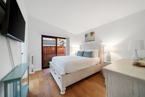 2 bedrooms, desk, WiFi, bed sheets