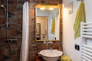 Een douche, gratis toiletartikelen, een haardroger, een bidet
