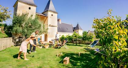 Grand gĂźte insolite avec piscine en bord de loire en anjou
