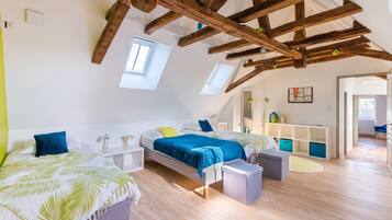 5 bedrooms, iron/ironing board, WiFi, bed sheets