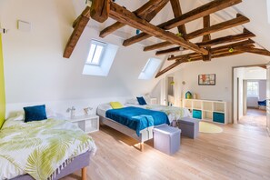 5 bedrooms, iron/ironing board, WiFi, bed sheets