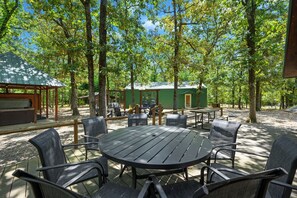 Eine Holzterrasse mit Sitzgelegenheiten, umgeben von Bäumen.