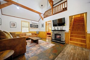 Smart TV, fireplace, table football - Secluded, Hot Tub, Game Room, Pets, Firepit (Broken Bow)