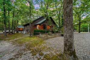 Exterior - Secluded, Hot Tub, Game Room, Pets, Firepit (Broken Bow)