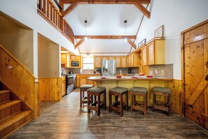 Fridge, microwave, oven, stovetop - Secluded, Hot Tub, Game Room, Pets, Firepit (Broken Bow)