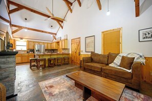 Smart TV, fireplace, table football - Secluded, Hot Tub, Game Room, Pets, Firepit (Broken Bow)